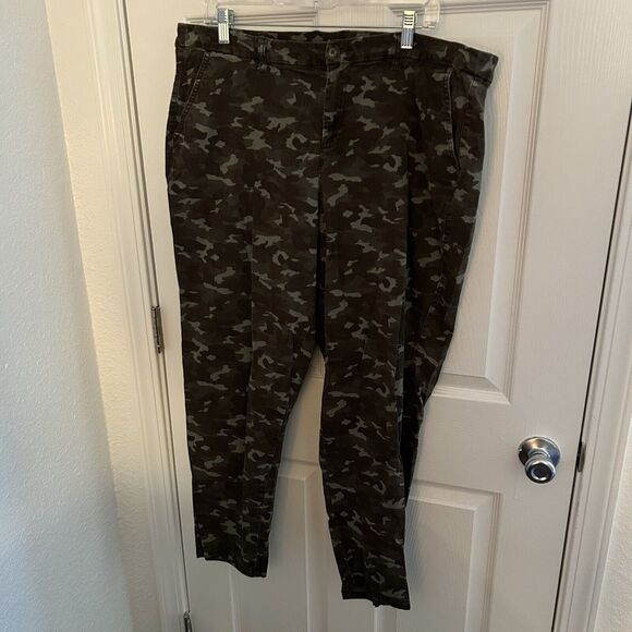 Lane Bryant Women’s Camouflage Pants tapered leg Size 20 - Picture 1 of 6